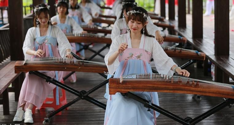 古筝比赛一般用什么古筝,古筝比赛用4000元的古筝弹奏