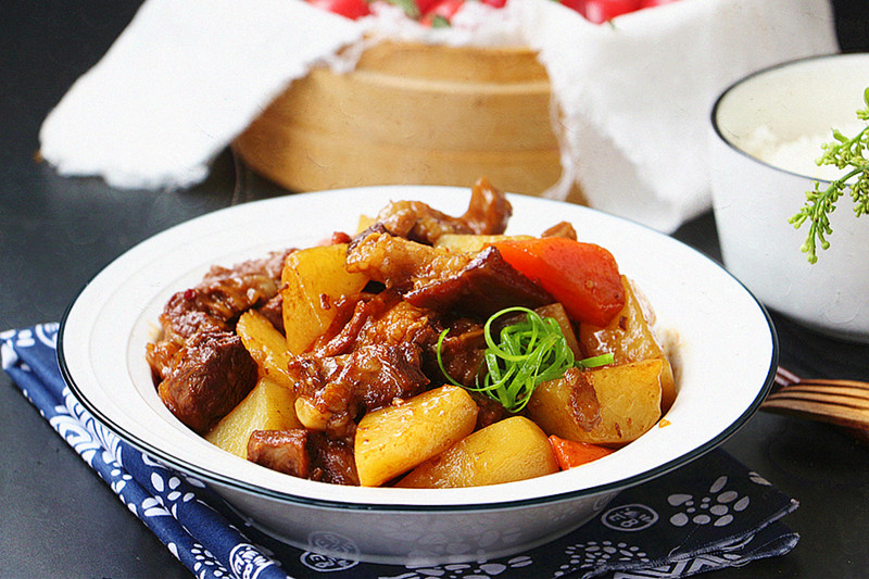 土豆炖牛肉软烂又入味配米饭香,牛肉软烂土豆软糯很下饭的菜