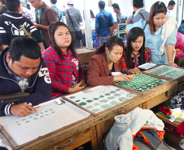 翡翠原产国，翡翠在地摊上卖，弄到国内能不能赚一笔？