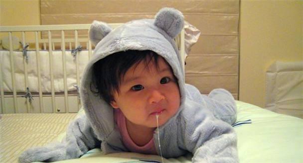 给宝宝转奶一直哭闹,给宝宝转奶现在啥奶也不喝了