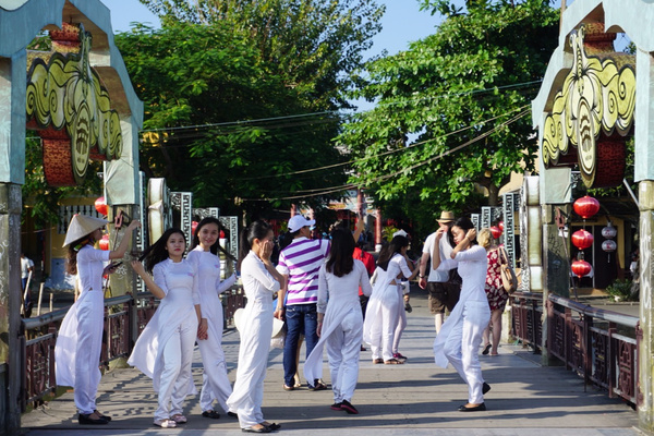 越南游客来中国怎么这么多,去越南旅游的中国游客买买买