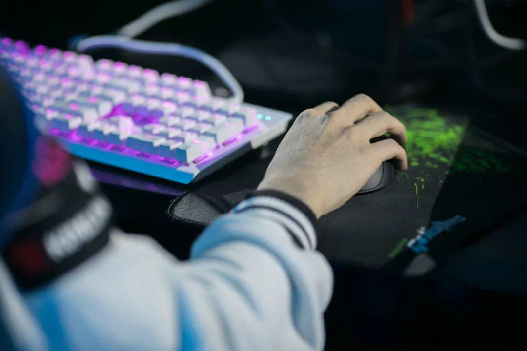 股价下跌近4成，短视频玩家齐*攻围**，斗鱼的*力武**值为何跌跌不休？