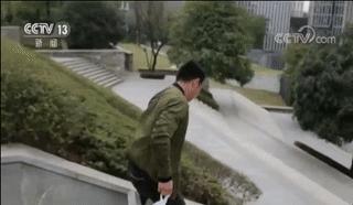 独腿小哥送外卖视频,独腿小哥拄拐坚持送外卖