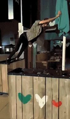 搞笑gif妹子这手速老厉害了,搞笑gif开心一刻不按常理出牌