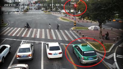 司机闯红灯送医院救治,宝马女司机拖行伤者视频