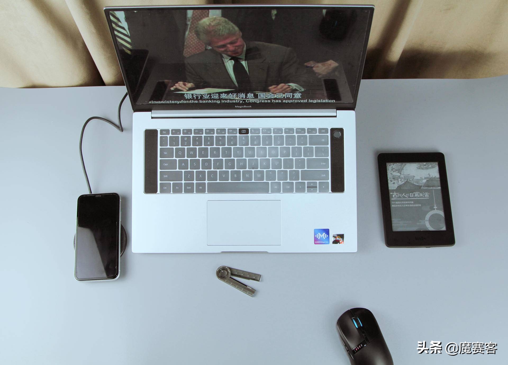 成年人的写字桌,成年人桌面书架