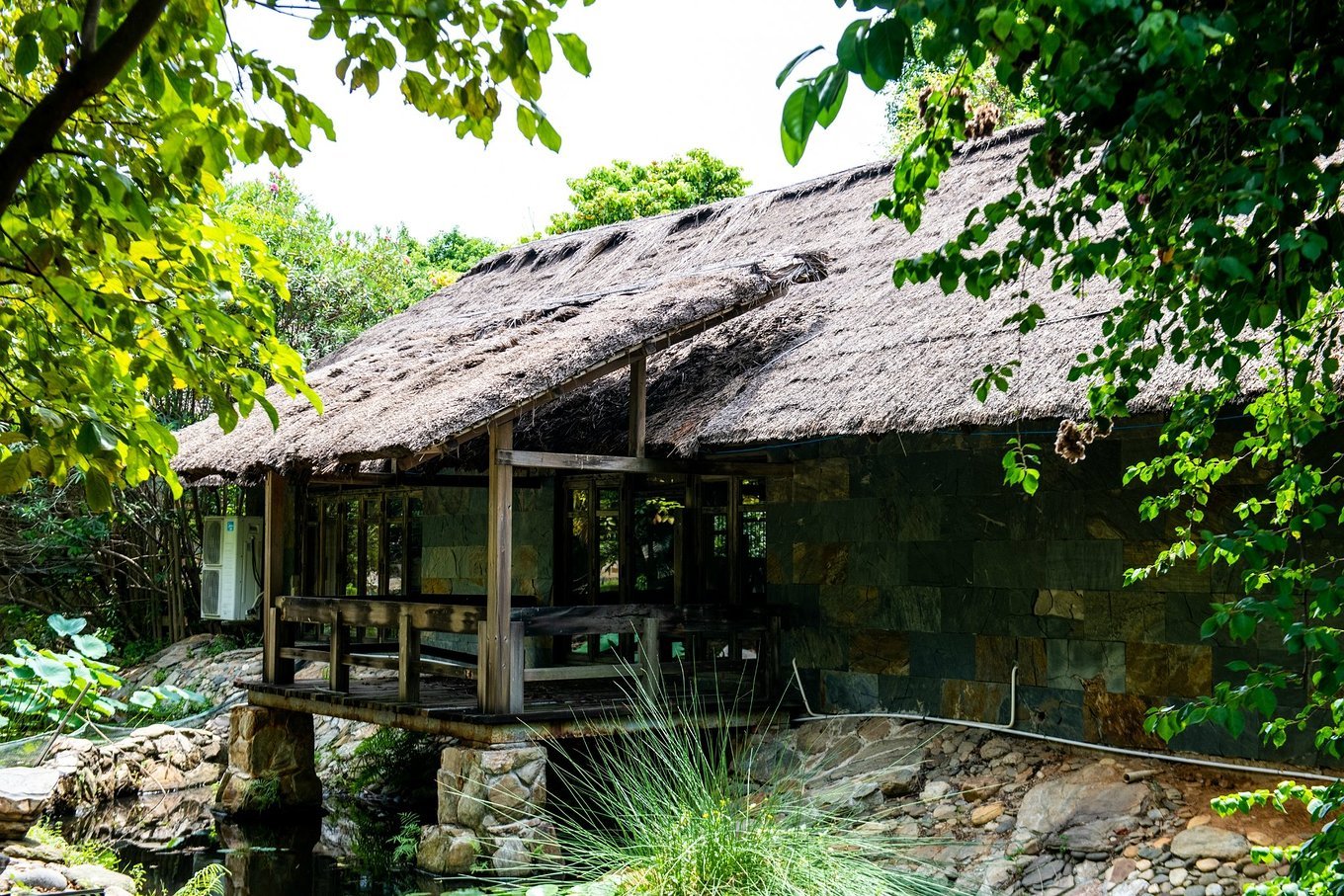 何必去国外！广东此海岛四季如春，风景堪比马尔代夫，人少物价低