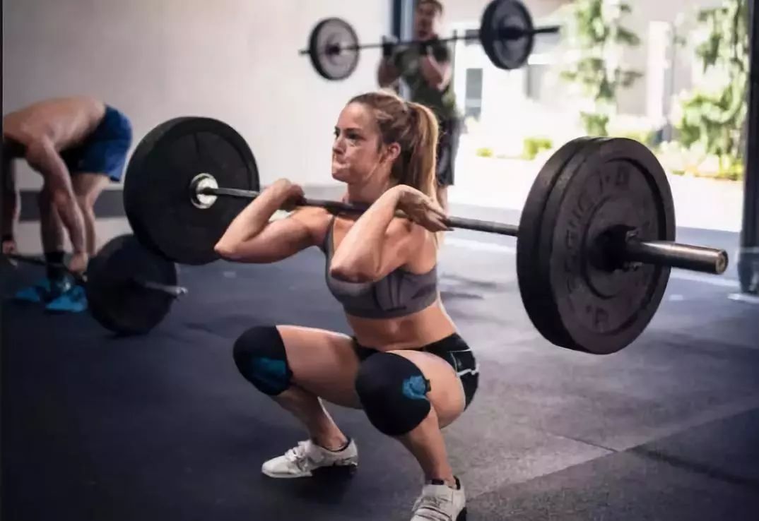 宽距深蹲和正常深蹲哪个难,深蹲全蹲多少算厉害