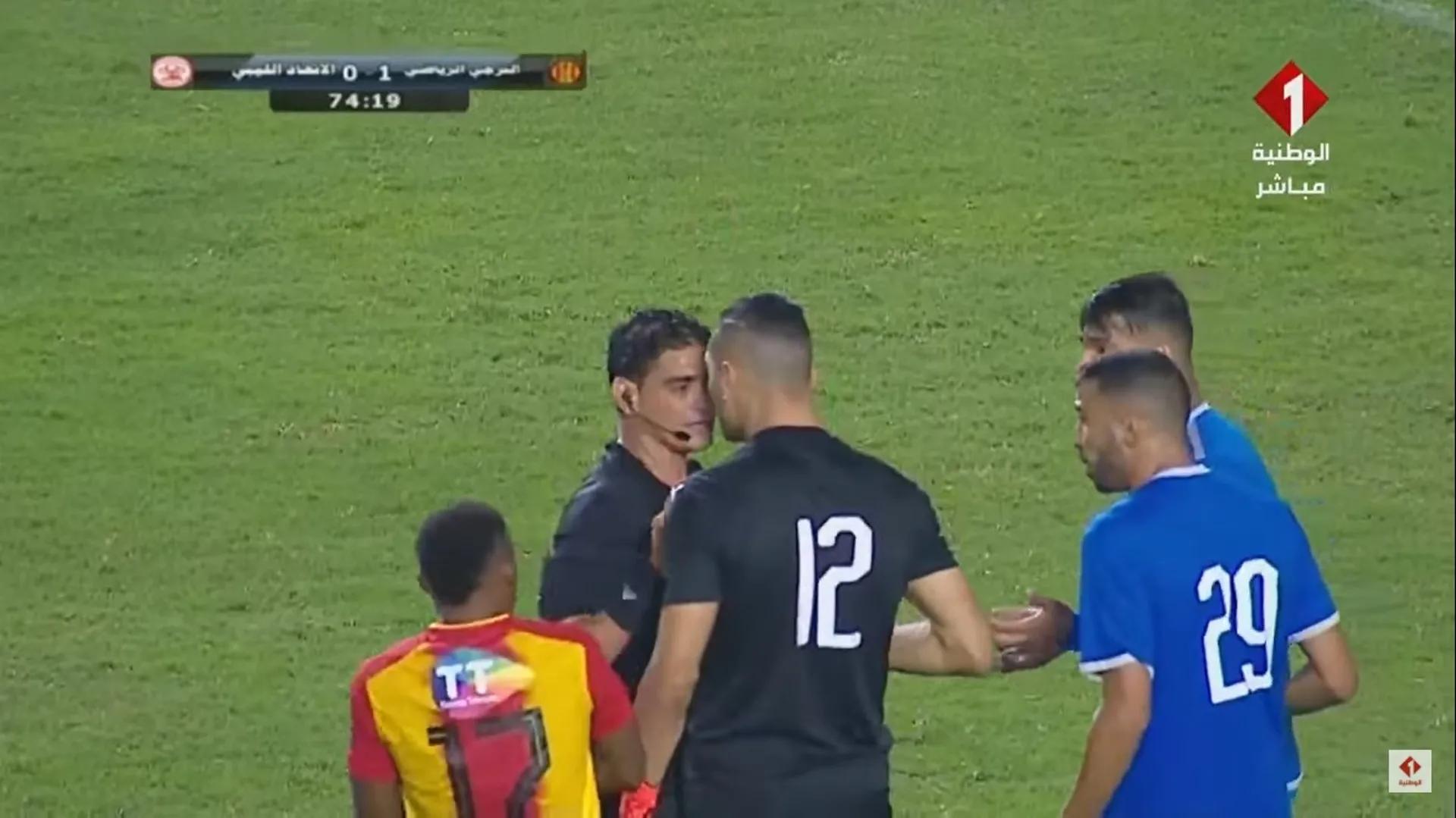 足球热话︱非冠杯惊现「死亡飞脚」守门员鞋钉直插对手颈椎领红