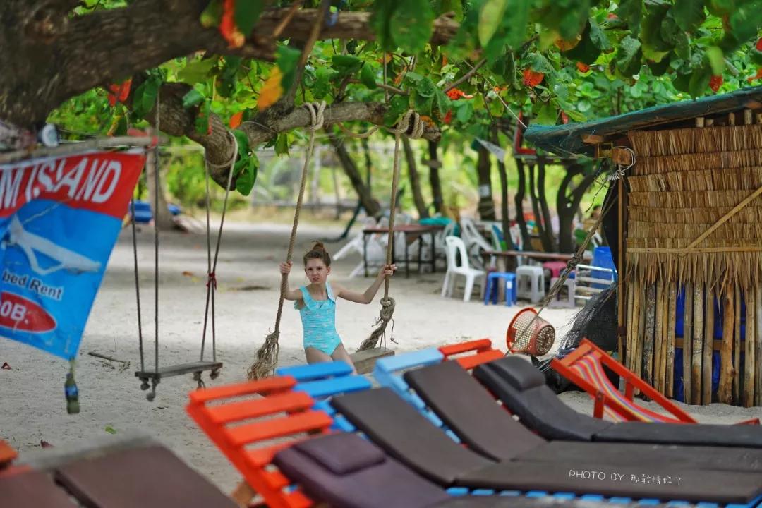 美国艺术家老夫妇定居苏梅岛十年，教游客画垃圾桶，唤醒环保意识