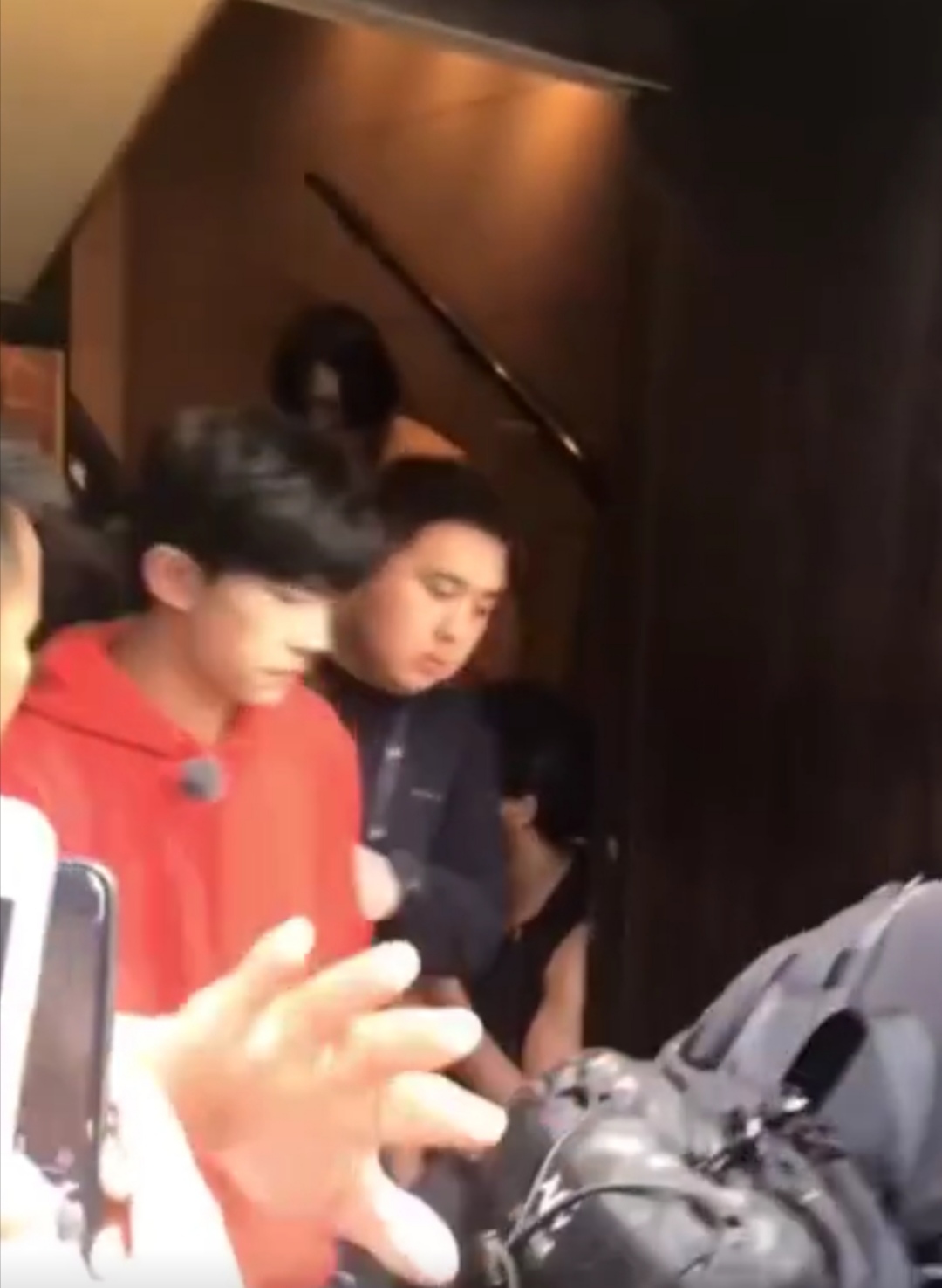 易烊千玺和香港资深演员见面,易烊千玺在香港优秀吗