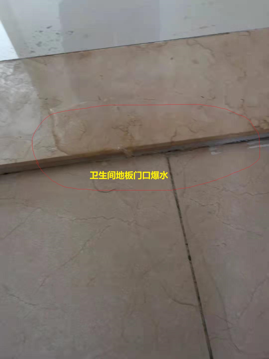 卫生间马桶旁边瓷砖冒水,卫生间冒水是不是隔壁漏水