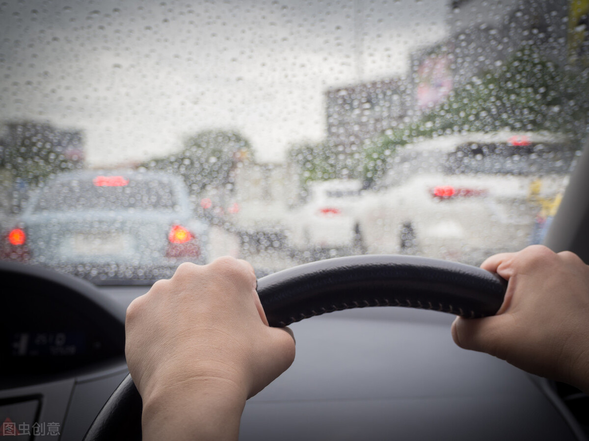 雨天前车窗起雾去除小妙招,雨天前挡风玻璃除雾正确方法