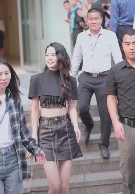 李沁马甲线视频,李沁的马甲线