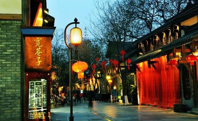 成都宽窄巷子五一旅游人山人海,宽窄巷子百年老街