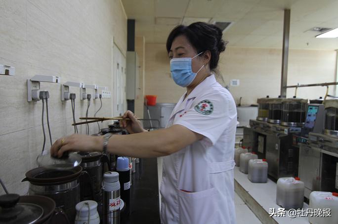 煎药师“汗蒸房”里熬良药