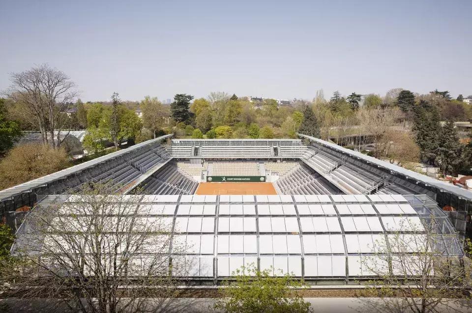 玻璃温室环绕着的红土网球场-Simonne-Mathieu网球场，巴黎