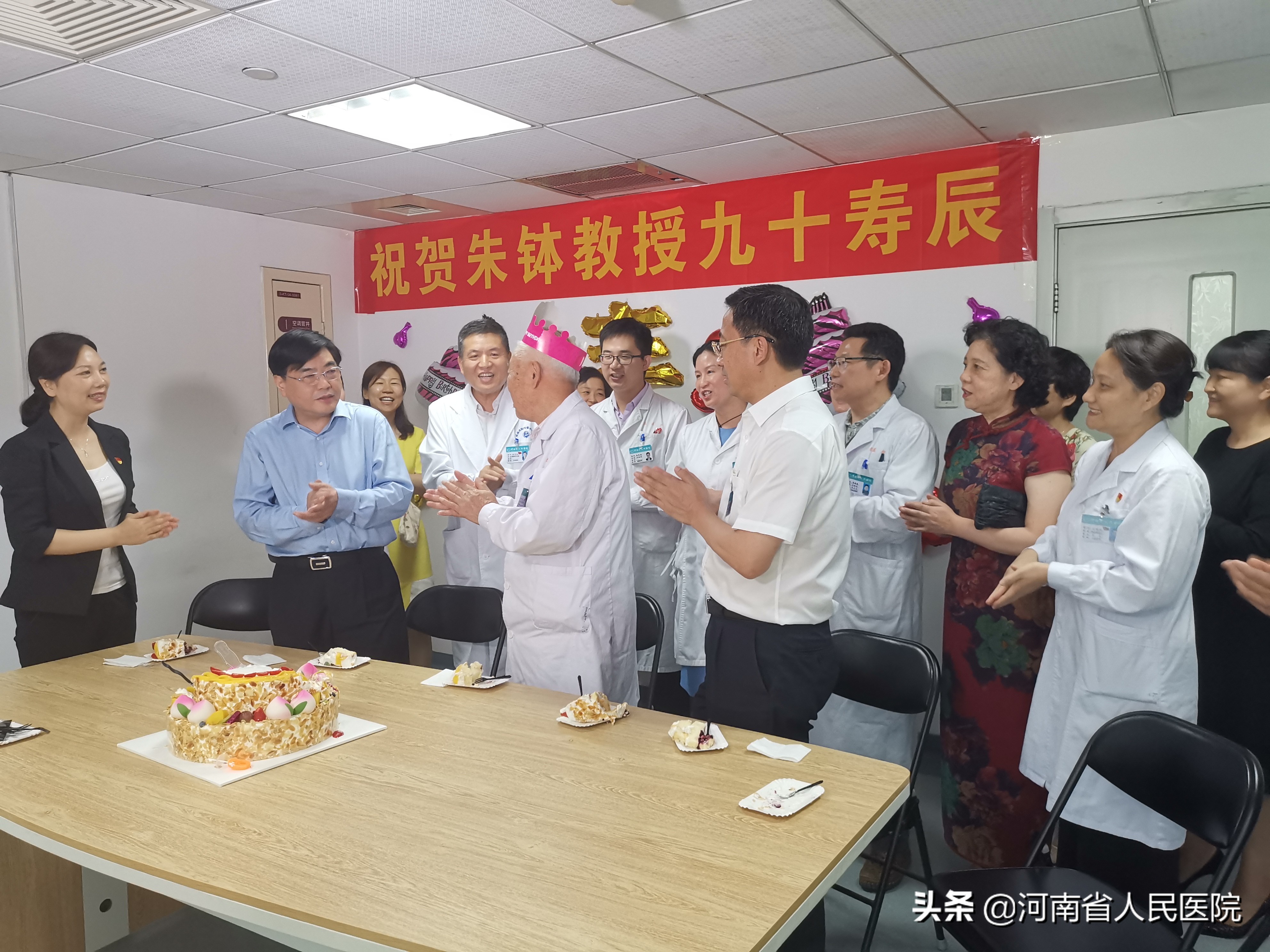 90岁老人坚持坐诊让老百姓少花钱治好病是他的初心