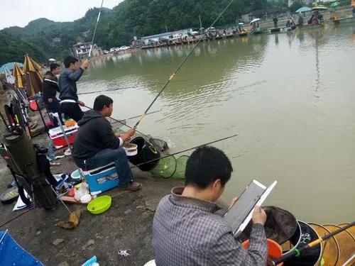 农村小伙投资100万养鱼,湖北返乡小伙养鱼创业