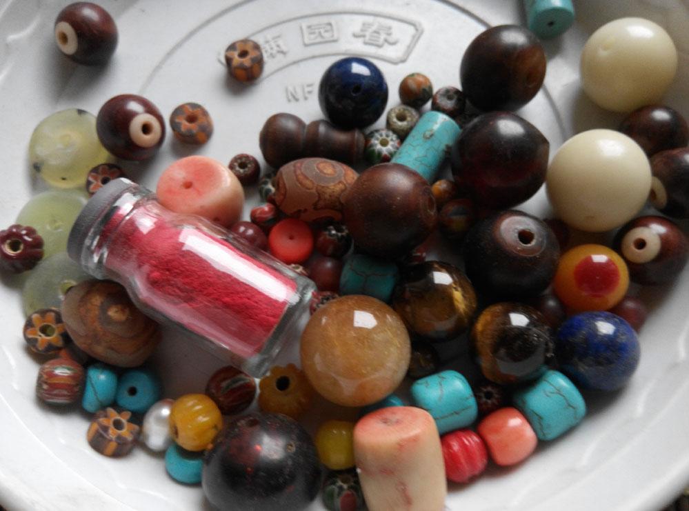 小妹妹贪玩将珠子塞进阴道里——医生提醒：注意熊孩子的玩具