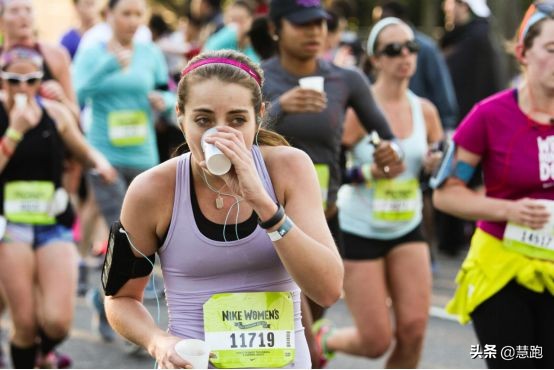 夏天跑步出汗太多怎么补水,夏季跑步补水的正确方法
