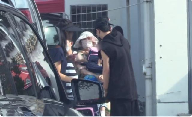 张杰谢娜同框只能看见侧脸,张杰谢娜一家四口的第一次同台