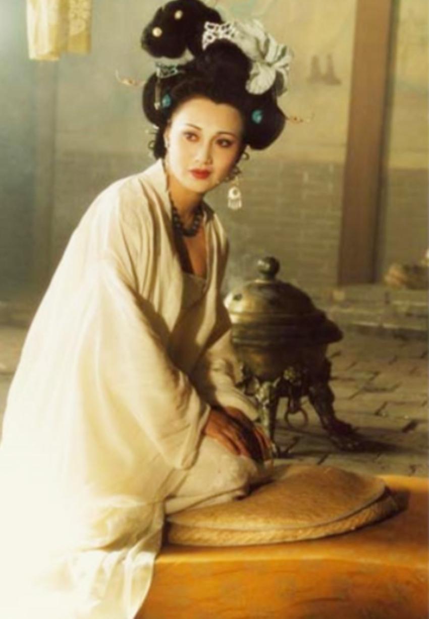 唐玄宗为什么不给杨贵妃一个皇后,唐玄宗为什么要把杨贵妃赶出宫门