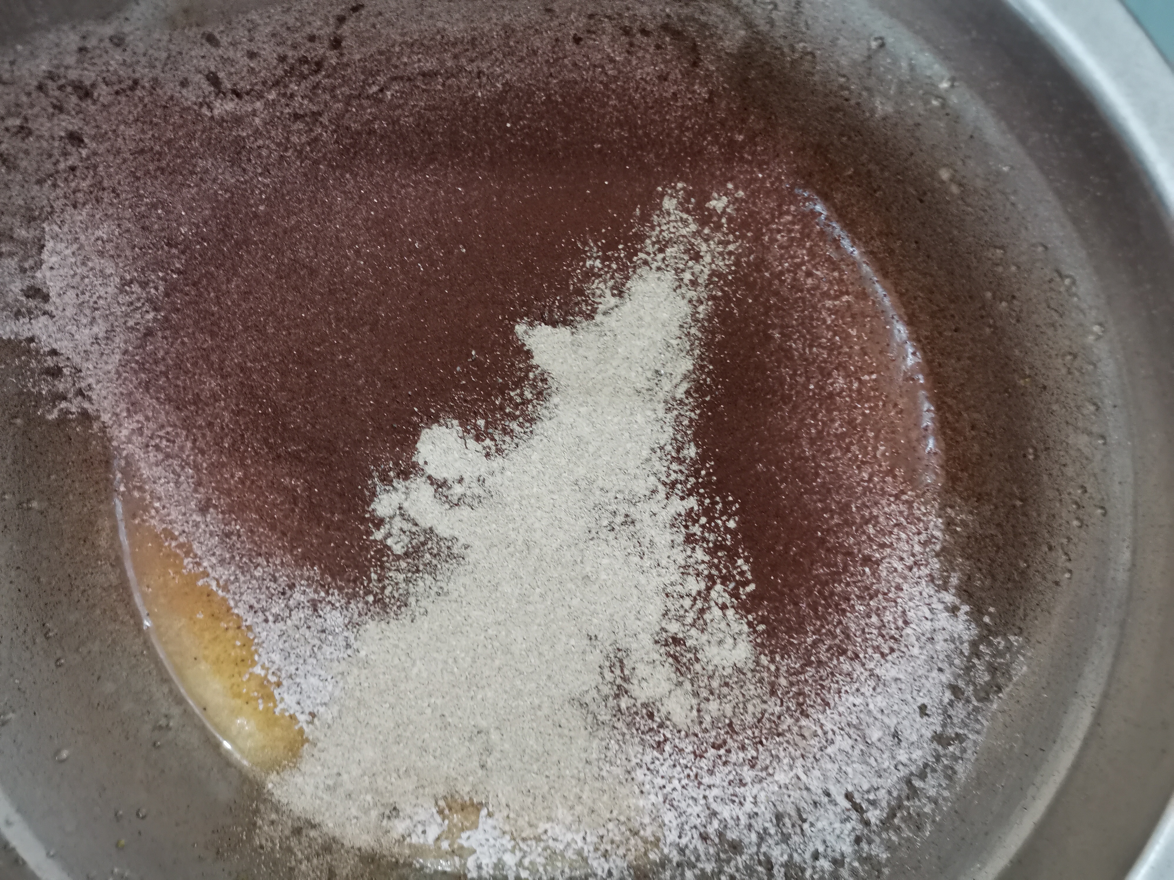 心型的巧克力纸杯蛋糕,带巧克力馅的纸杯蛋糕