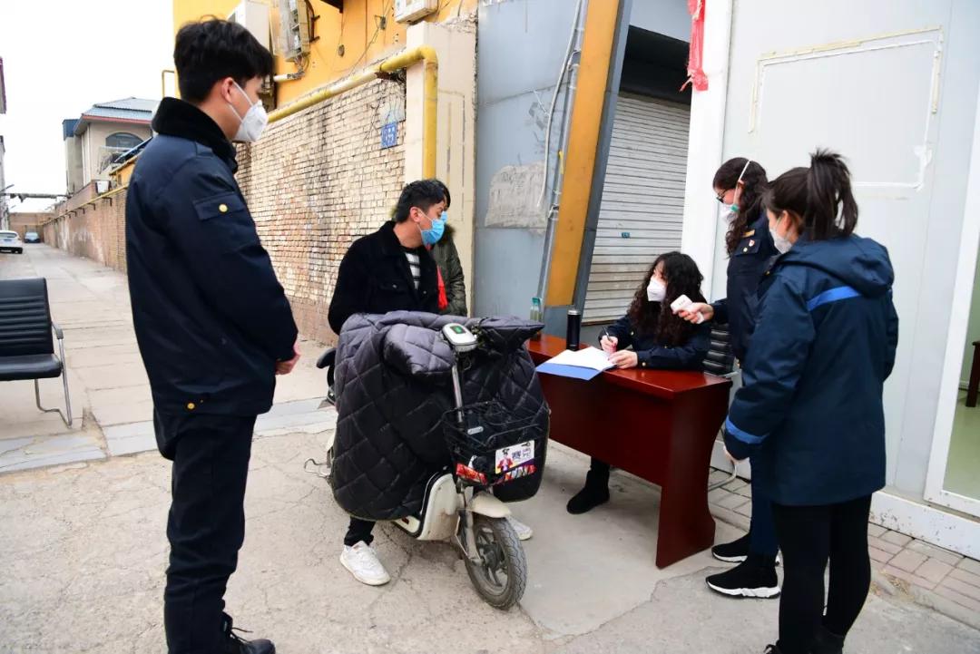 致敬坚守防疫一线的守门人,坚守岗位做表率抗击疫情当先锋