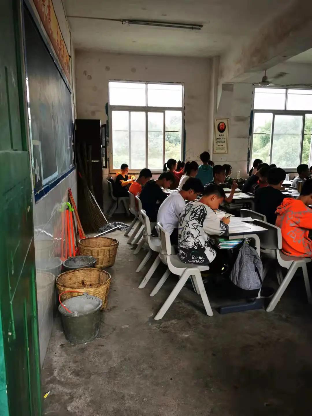 新东方捐赠桌椅，学而思低价甩卖教具