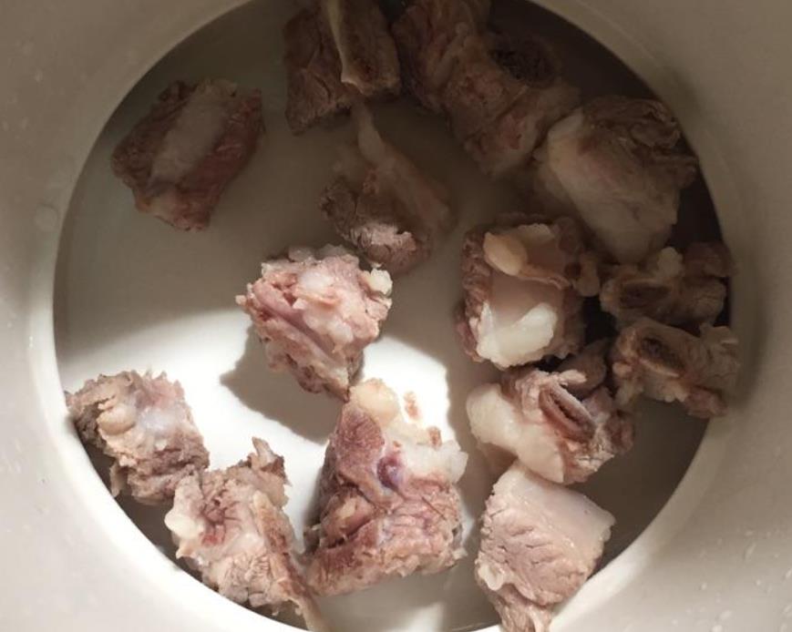 菌菇炖排骨的做法大全家常,炖排骨汤放几个羊肚菌好