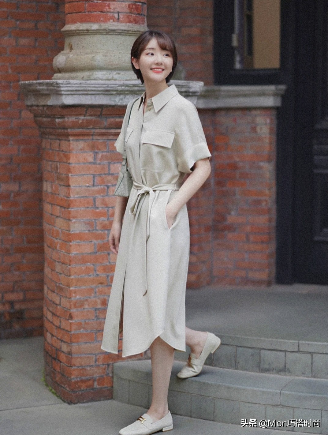 今夏“回头率”超高的穿法：膝下裙+低跟鞋、连衣裙+平头鞋，好美