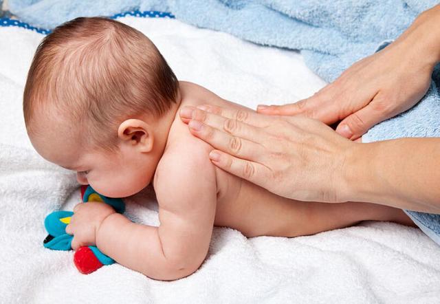 小孩发烧惊厥抽搐翻白眼面色发紫,高烧惊厥抽搐吐白沫翻白眼