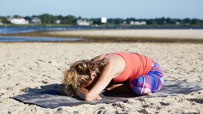 硬把自己贴上“压力好大”的标签，崩溃大哭？练练“调心瑜伽”吧