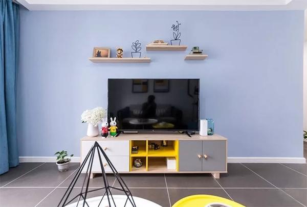 电视机挂墙上好看还是放电视柜,电视机放电视柜上还是挂墙好