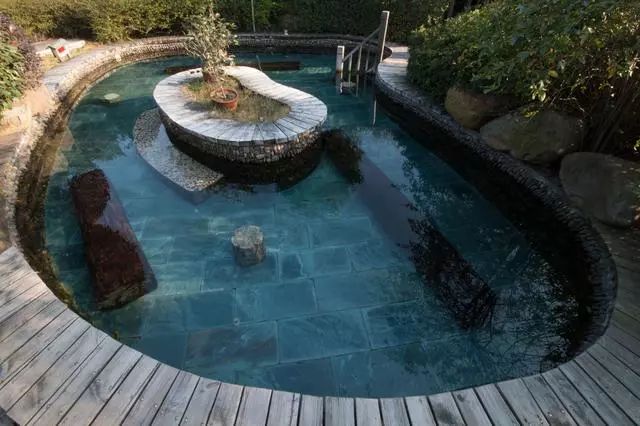 冷冷冬日泡着暖暖的温泉,阴冷潮湿的天气里泡个温泉