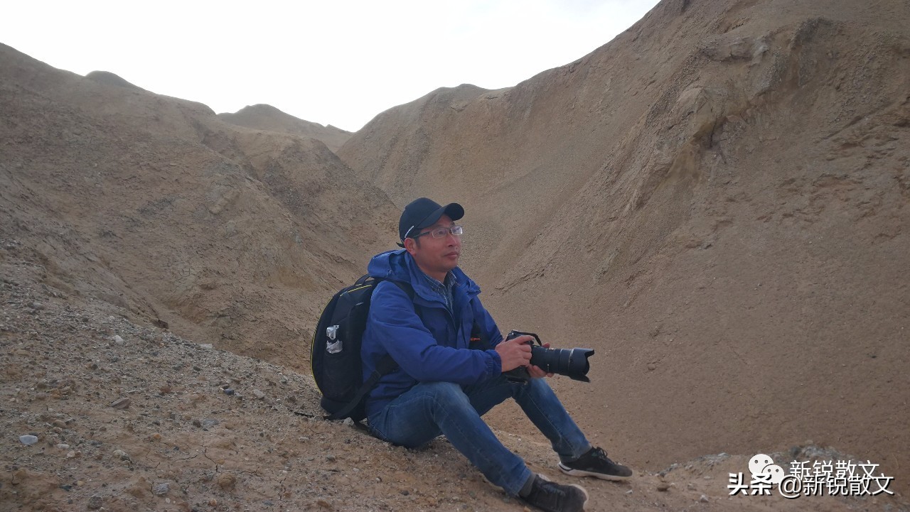 冷湖，生命已被镌刻，凝固成了化石，也许某一天，还会灿烂夺目