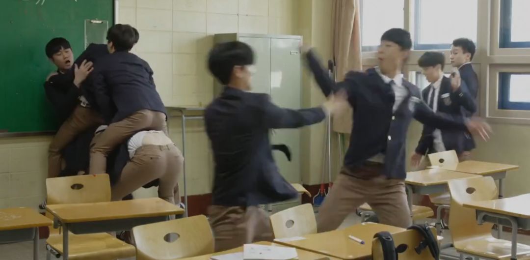 俩男的。一个高冷。一个逗比