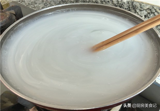 凉粉怎么做柔软劲道不容易断,怎么在家做最劲道的凉粉呢