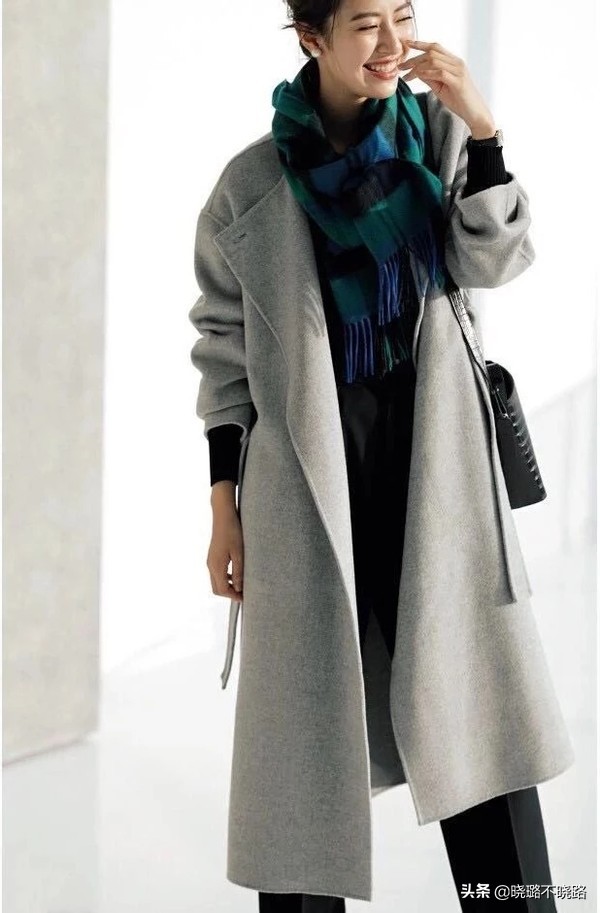 双面羊绒大衣搭配什么裤子好中款,羊绒大衣怎么搭配裤子和打底好看