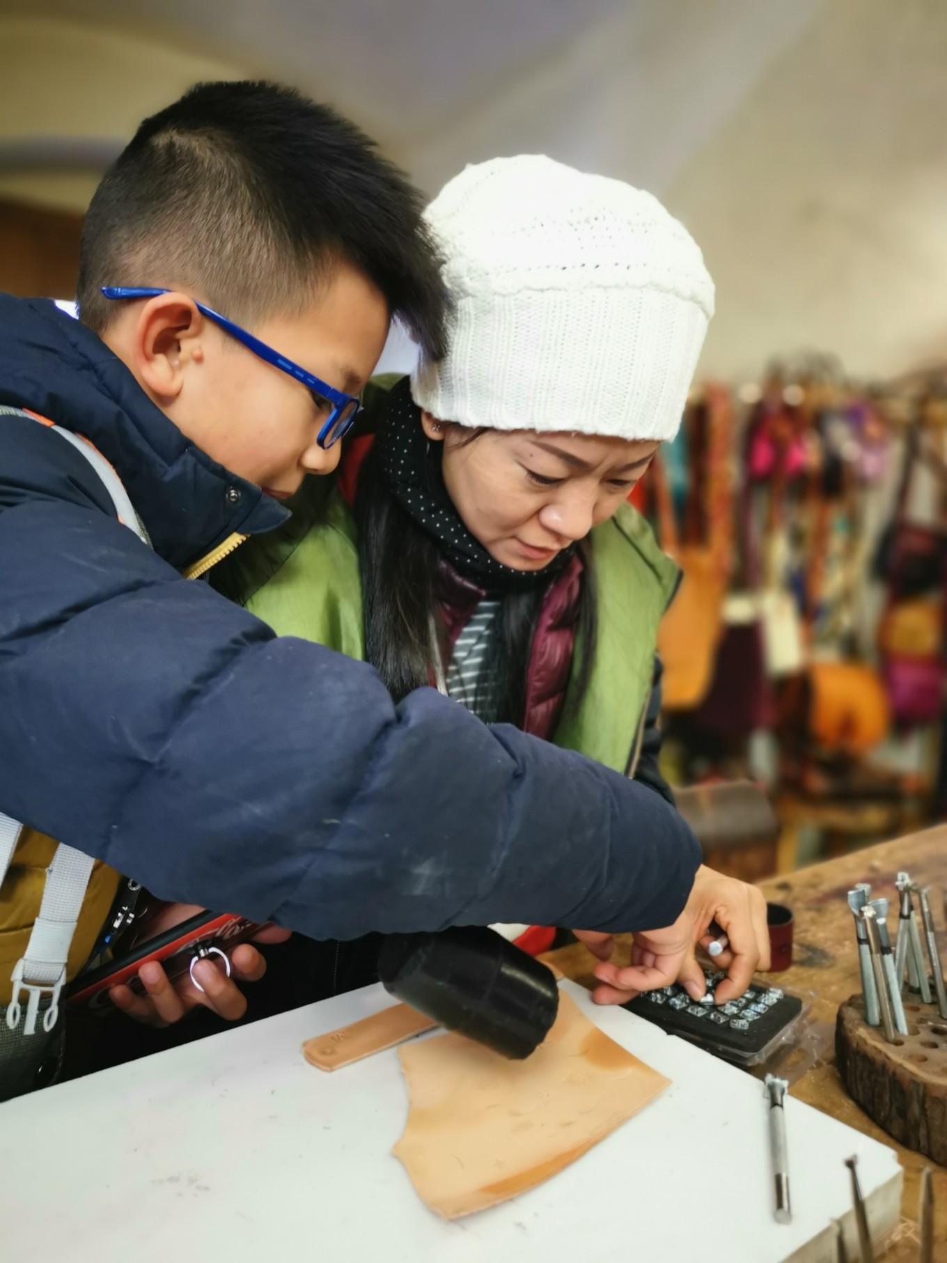 中欧美景美食自驾之旅在CK小镇亲手制作皮具纪念品