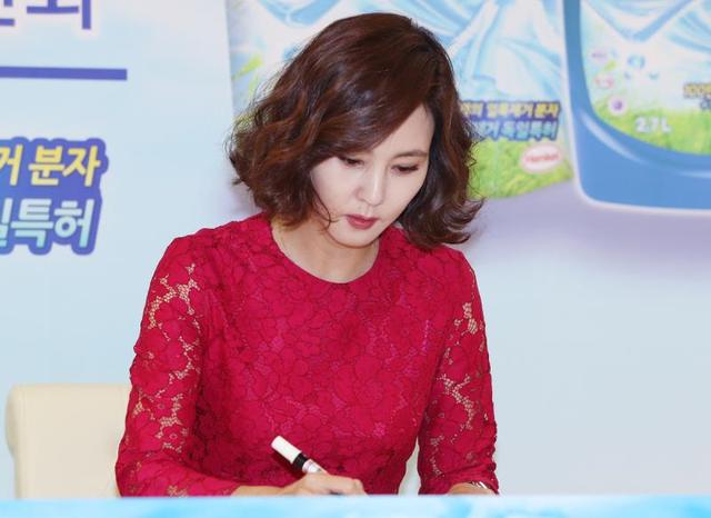 49岁金南珠穿什么颜色好看,金南珠穿红色连衣裙