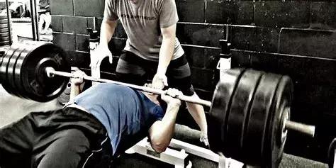 肩伤哪些动作不能训练,怎样有效预防肩部训练受伤