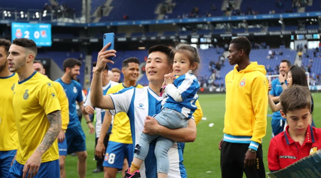 武磊西甲第一个合同,武磊签中国签名