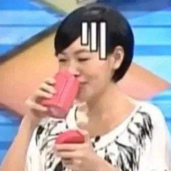 穿恨天高坐地铁的社死现场，两位男士都不忍看这次“崴脚表演”