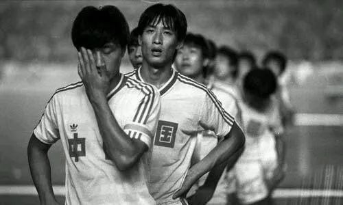 前国脚曝16年前花20万能进国足,18年巴西球迷扔杂物砸大巴