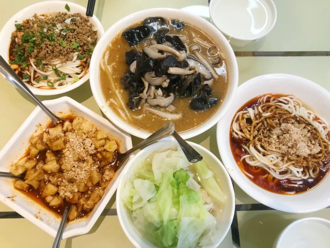 两个七旬老人开一家面馆,两老人开了30年店