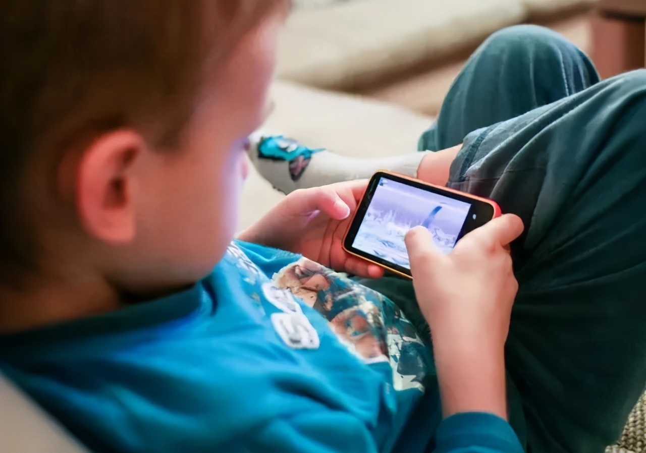 熊孩子疯狂买卡片花掉数十万元,熊孩子用3美金买兰博基尼