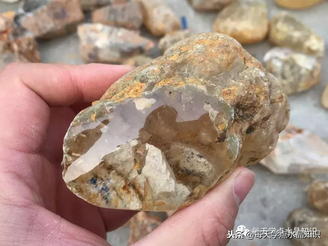 天蒙蒙亮赶个早市看一看天然水晶毛料市场