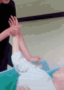 老婆开宫口慢,妻子临产路上丈夫做法大快人心